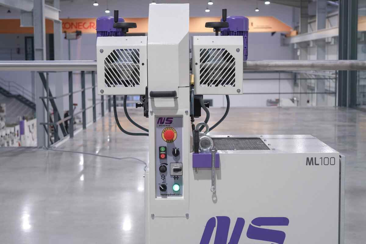 Pipe-Finishing-Machine-operation-and-control-panel